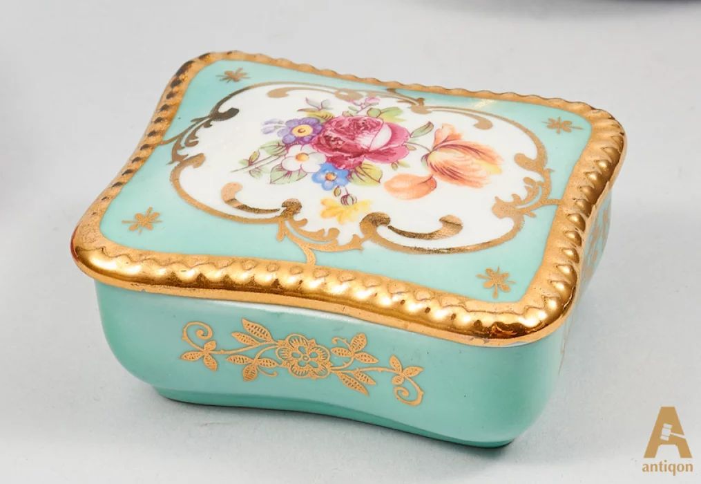 Porcelain box 