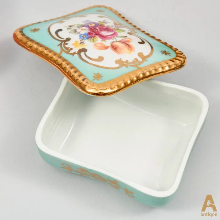 Porcelain box 