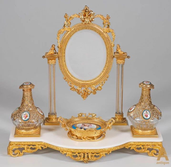 Elegant dressing table set