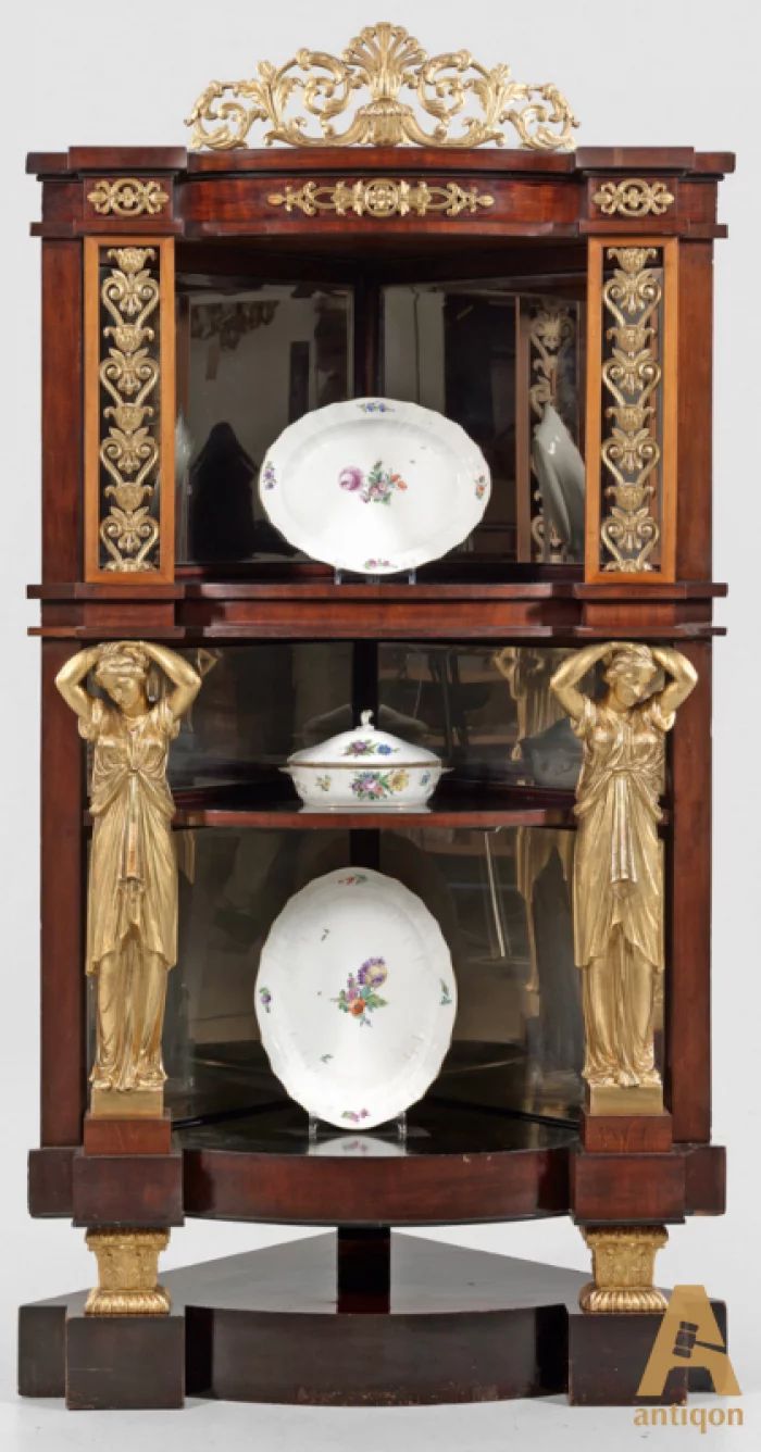 Угловая витрина