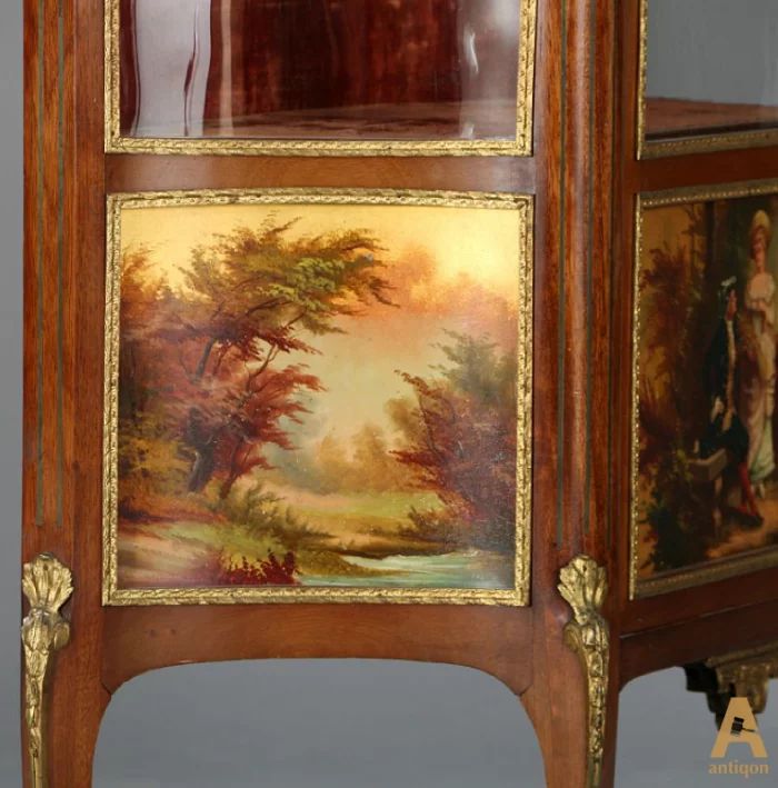 Showcase Louis XVI style