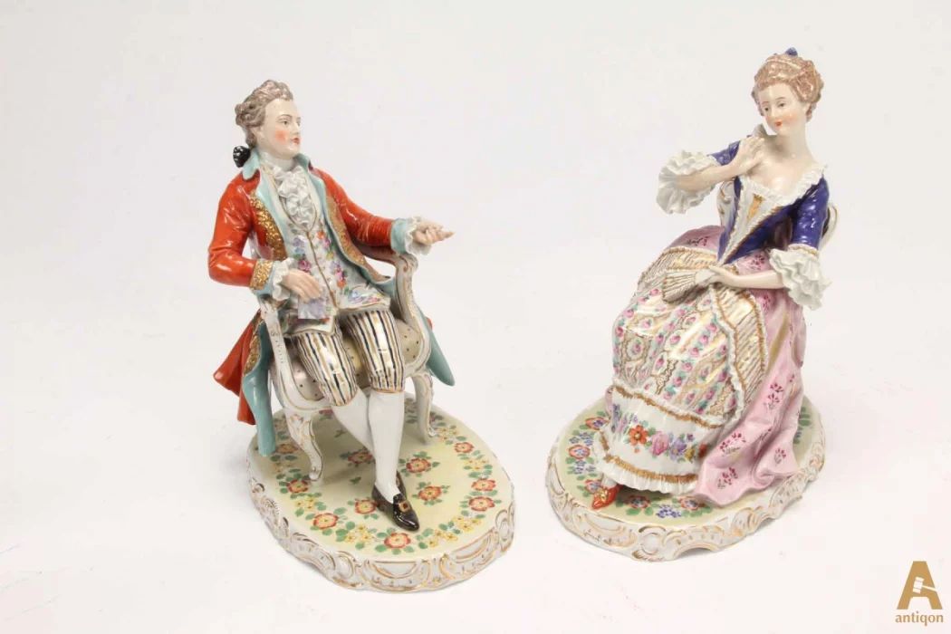 A pair of porcelain figures