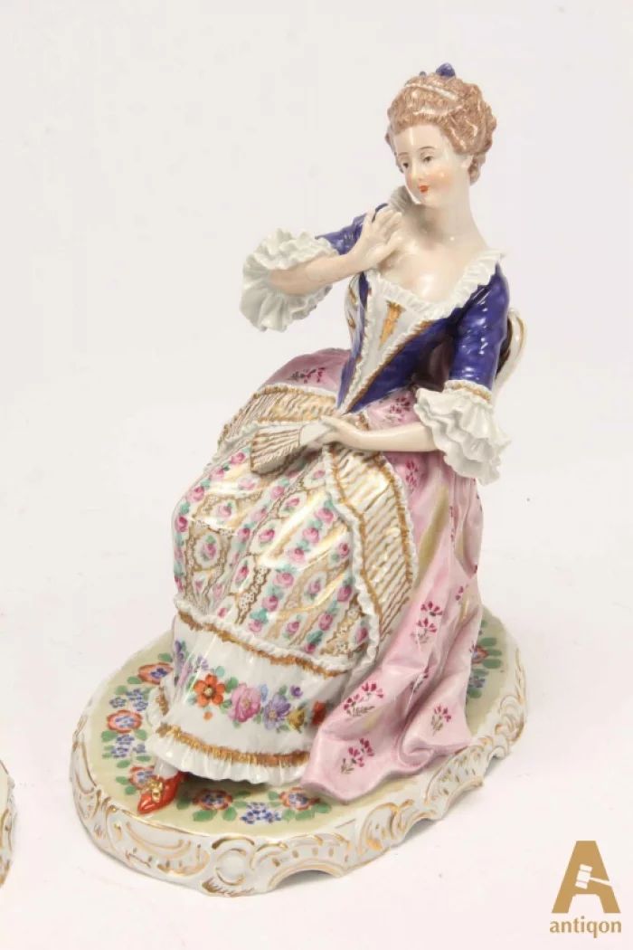 A pair of porcelain figures