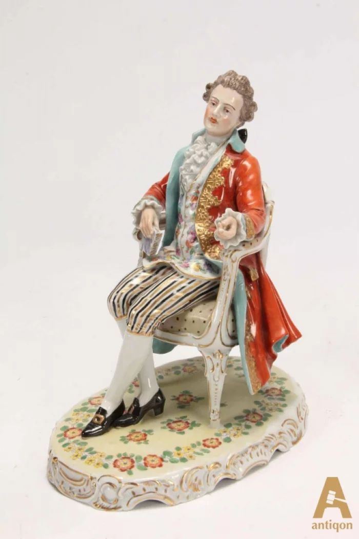 A pair of porcelain figures