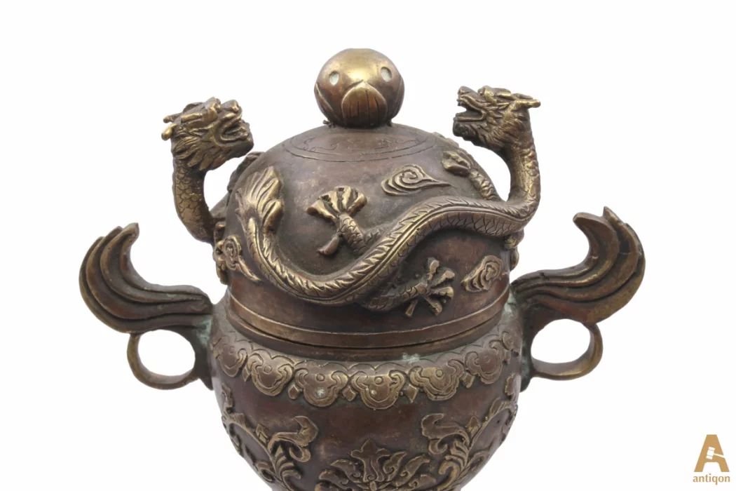 Vase with a dragon 