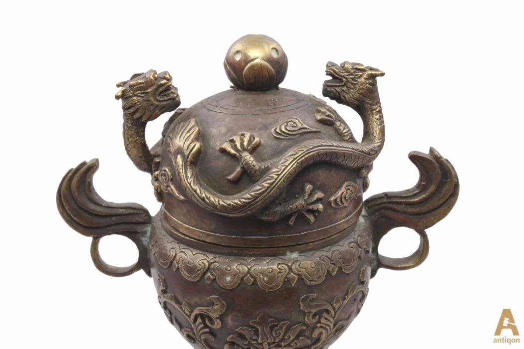 Vase avec un dragon 