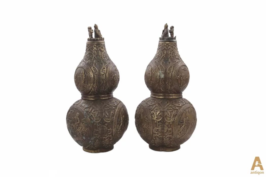 Pair of small vases 