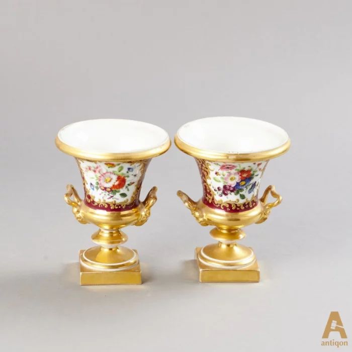 A couple of porcelain small vases