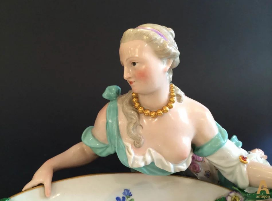 "Girl with sweetmeat dishes" Meissen