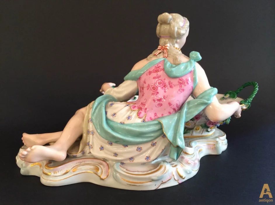 "Girl with sweetmeat dishes" Meissen