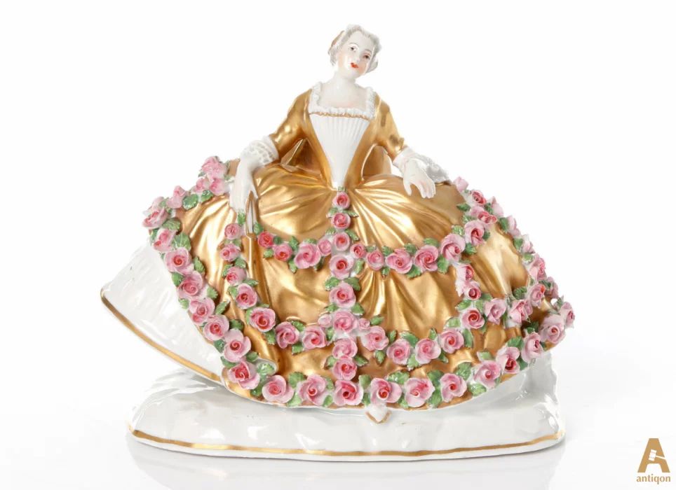 Dāma kleitā, dekorēta rozēm