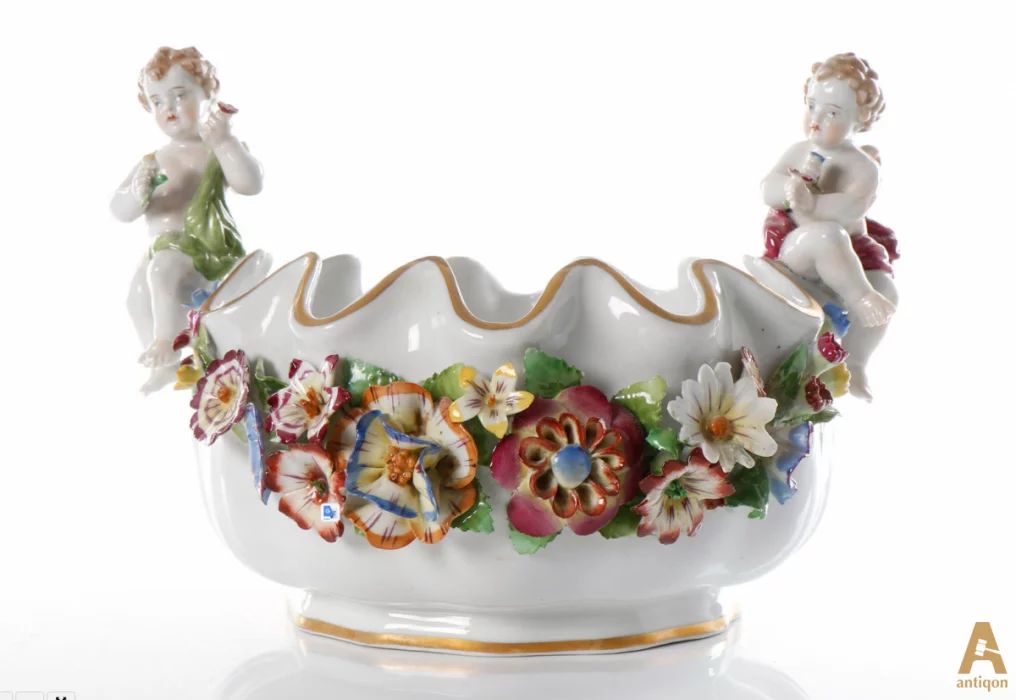 Vase "Putti and flowers"