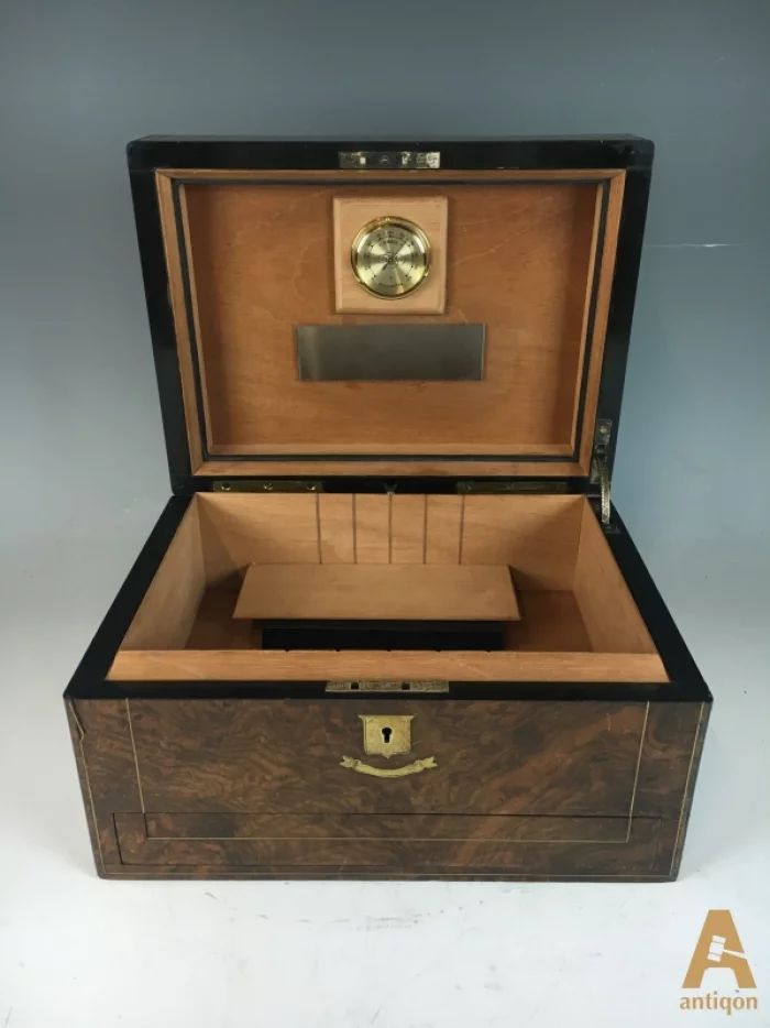 Humidor with a secret compartment