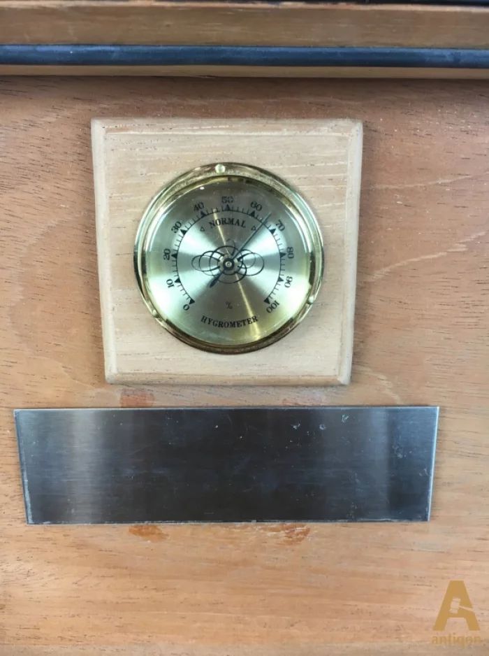 Humidor with a secret compartment