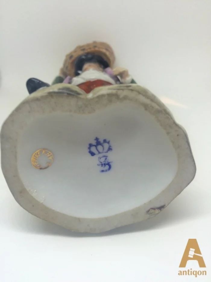 "Юноша с корзинкой фруктов" Sitzendorf