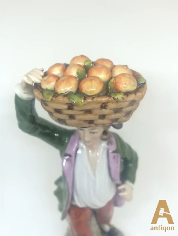 "Юноша с корзинкой фруктов" Sitzendorf