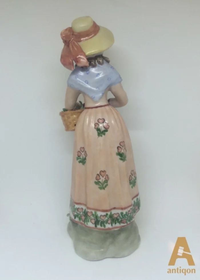 "Lady with a basket of fruit" Sitzendorf