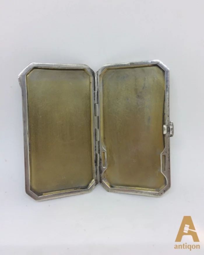 Snuff-box with enamel