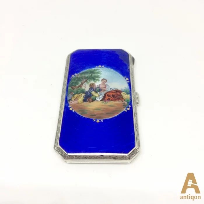 Snuff-box with enamel