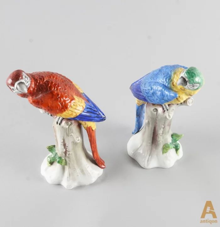 Pair of figures Parrots