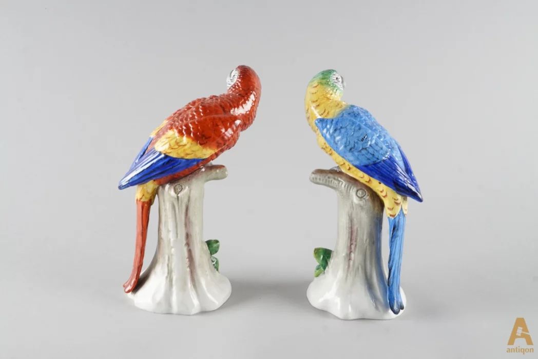 Pair of figures Parrots