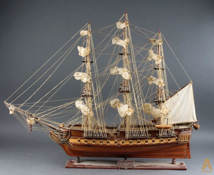 Maquette du bateau "Constitution de 1797" en bois precieux.