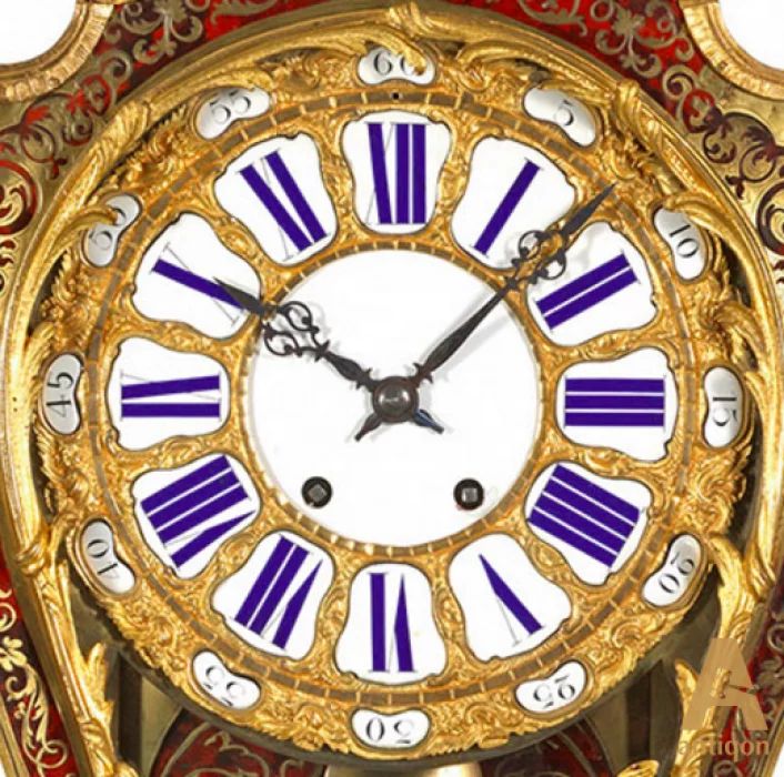 Sienas pulkstenis ar konsoli Boulle stilā