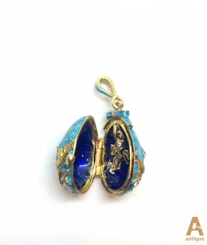 Pendant in the form of egg