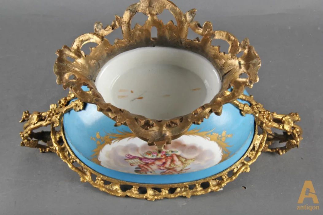 The jardiniere "Angels"