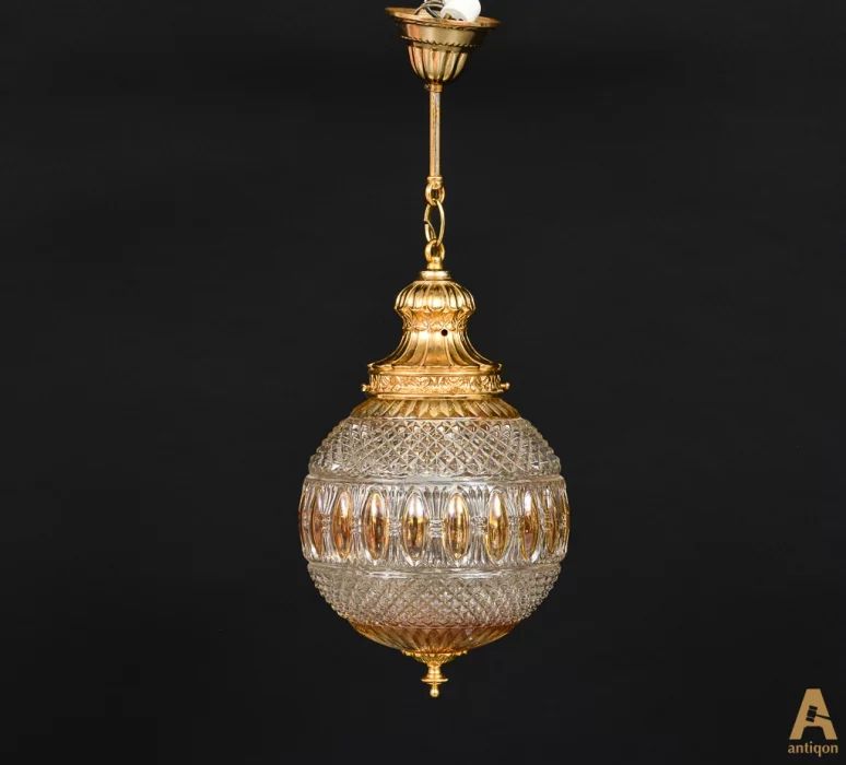 Ceiling chandelier in the form of a ball. 