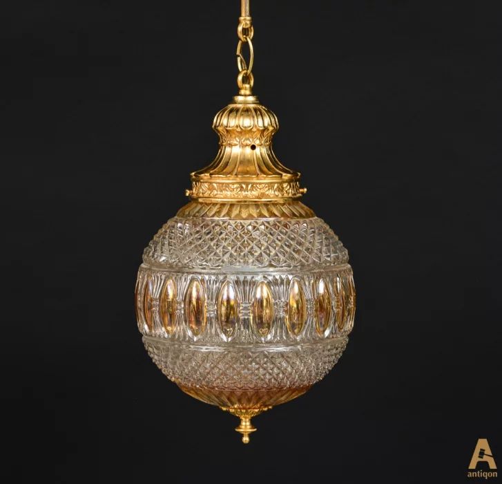 Ceiling chandelier in the form of a ball. 