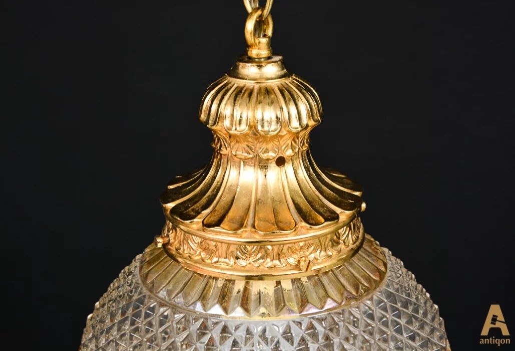 Ceiling chandelier in the form of a ball. 