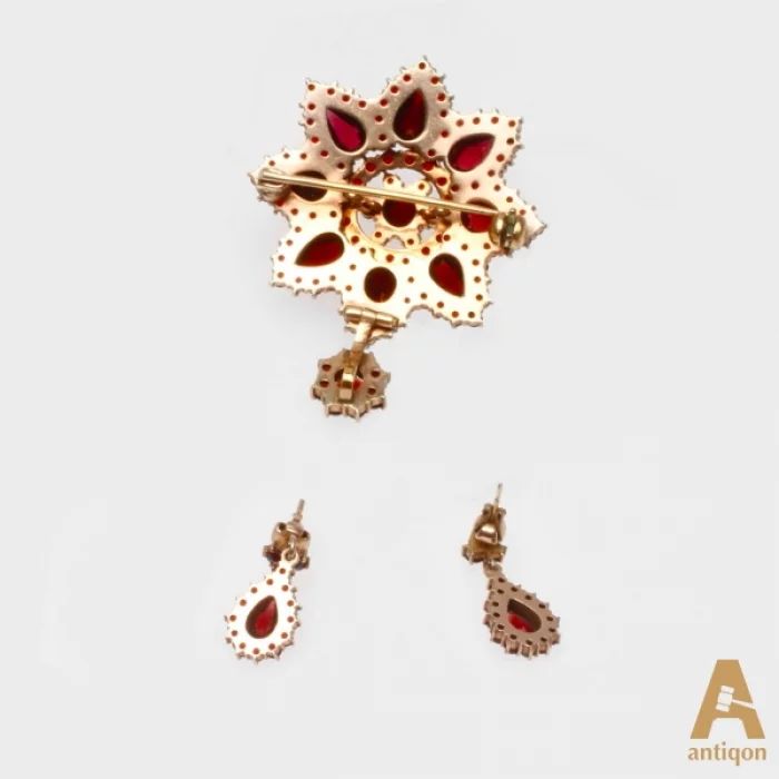  Set of silver jewelry with garnet