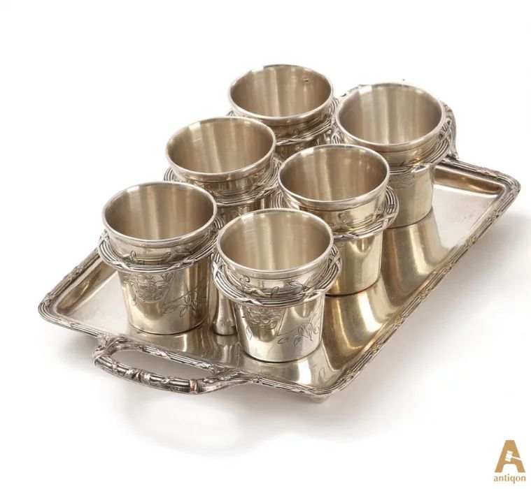 A hunting set of glasses