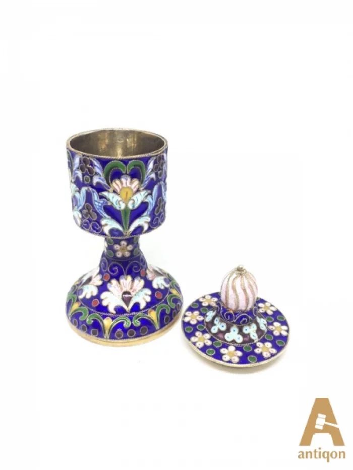 A glass of silver with a lid