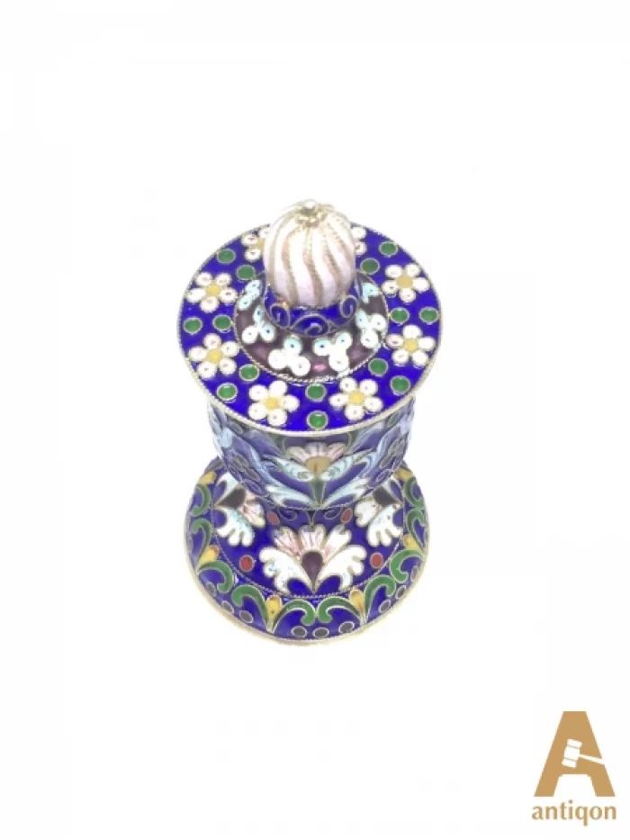 A glass of silver with a lid