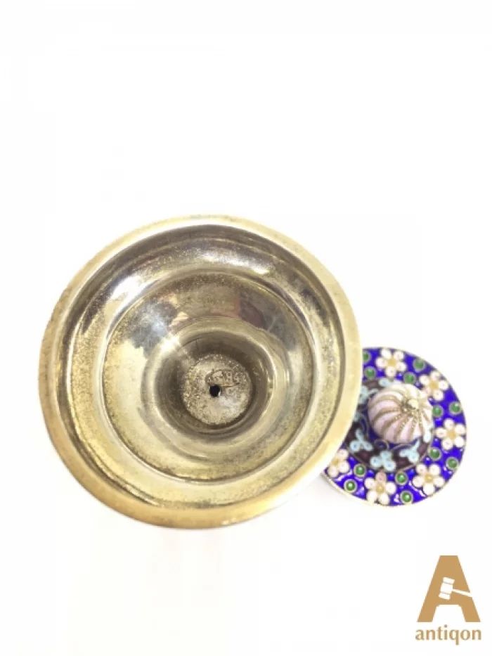 A glass of silver with a lid