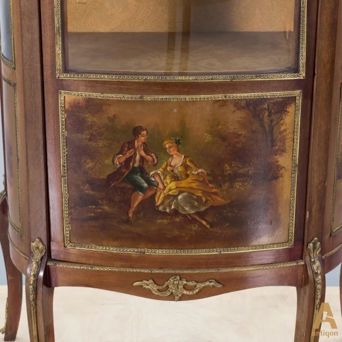 Vitrīna Louis XVI stilā