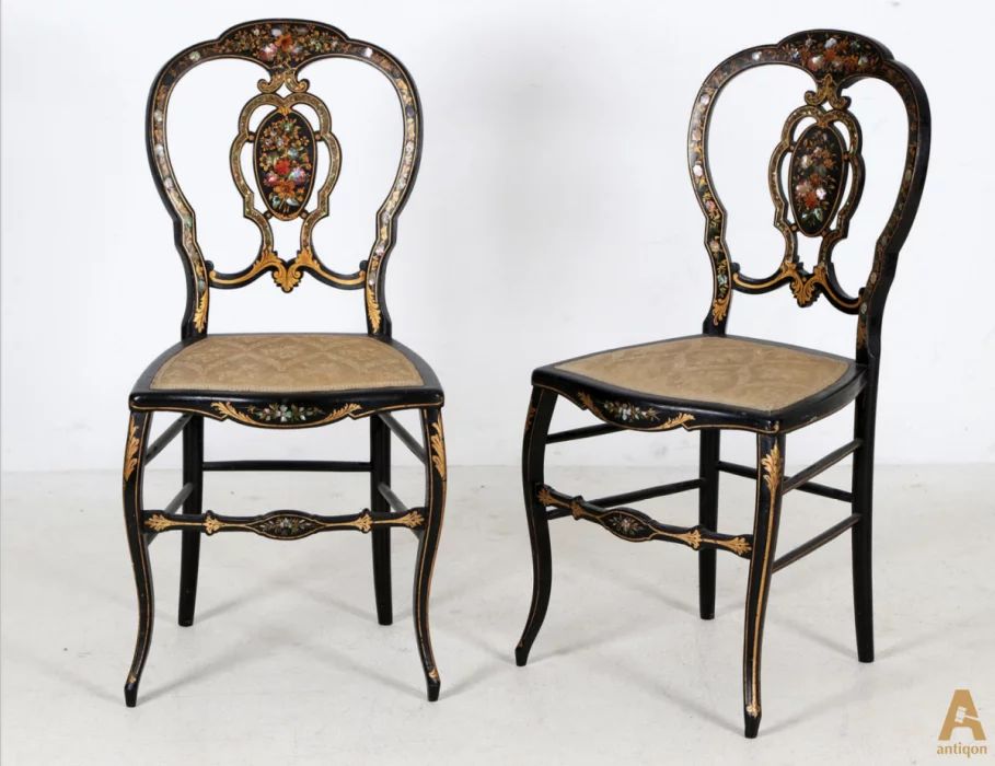 A pair of chairs d