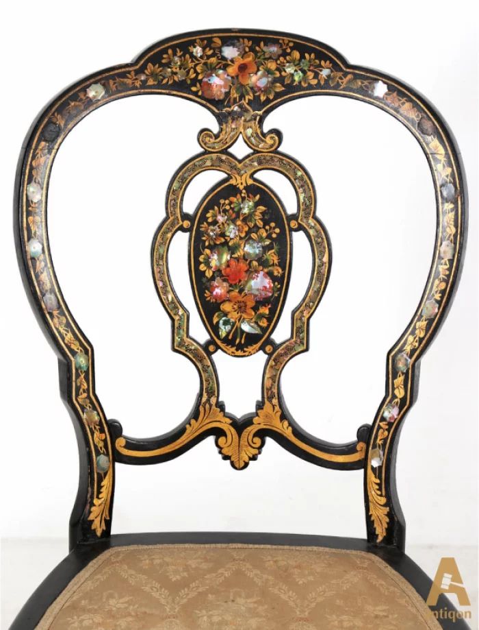 A pair of chairs d