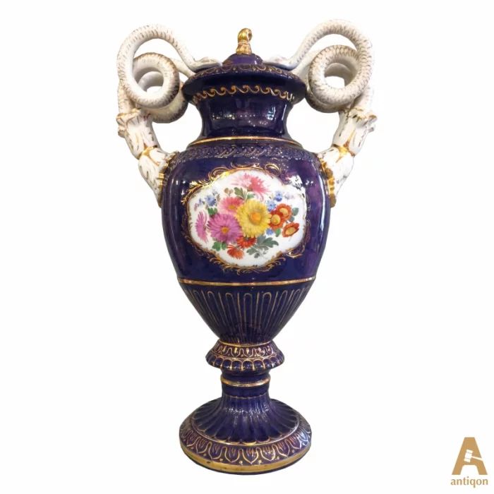 Decorative vase with lid