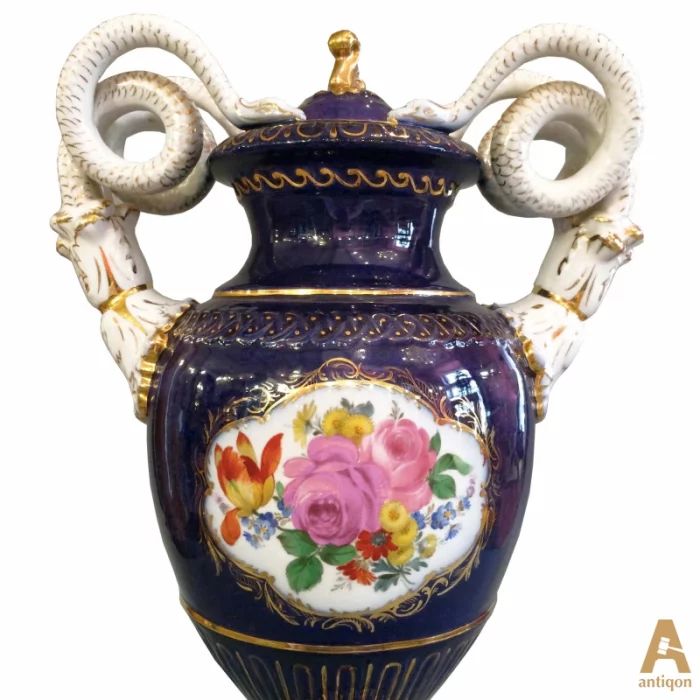Decorative vase with lid