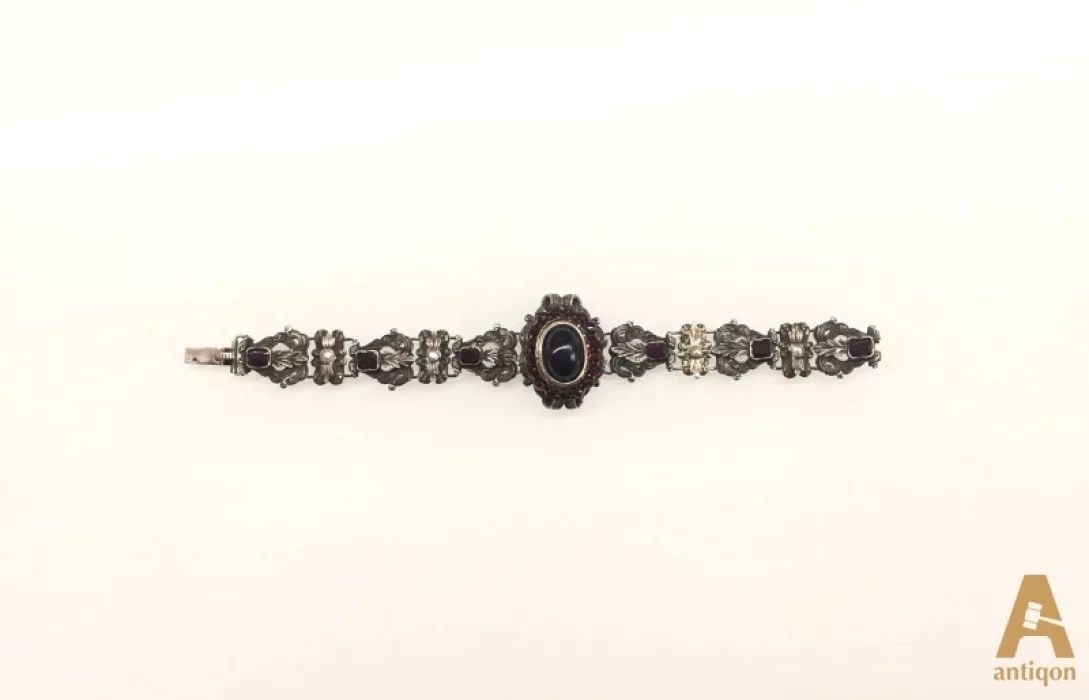 Silver bracelet with garnets and pearls