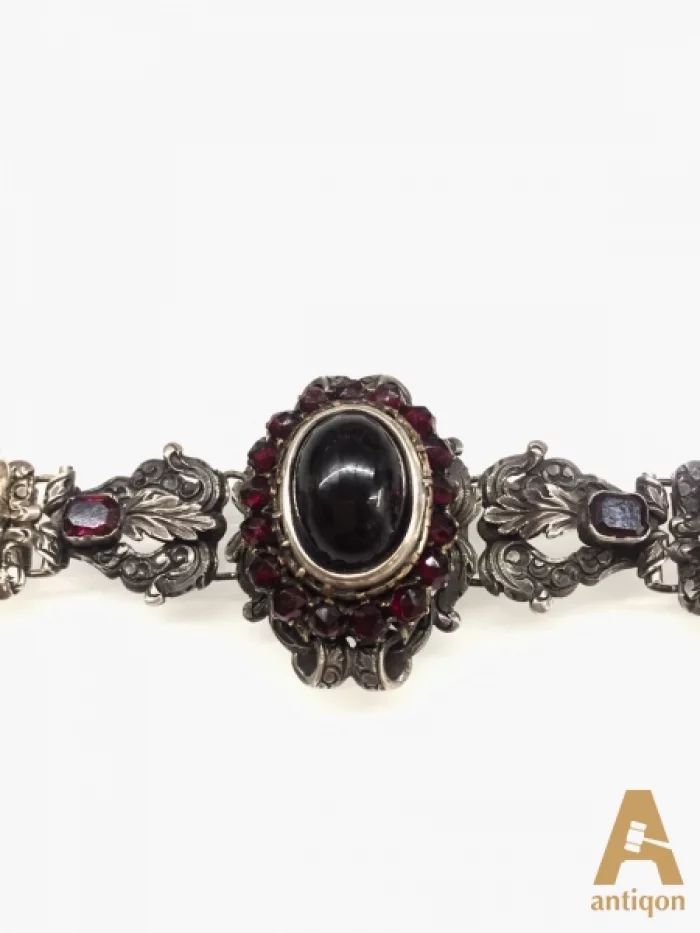 Silver bracelet with garnets and pearls