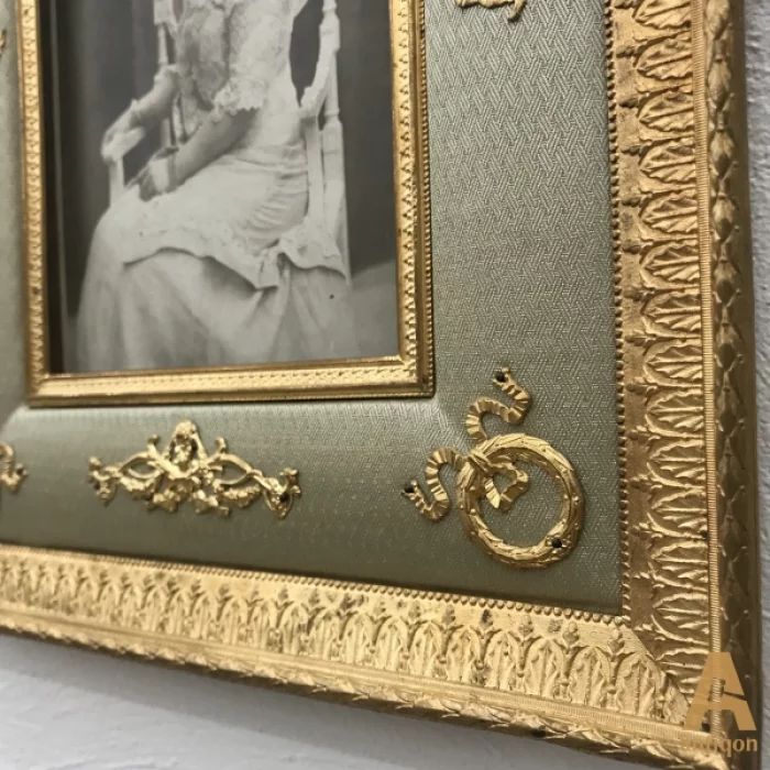 Photo frame in the Empire style