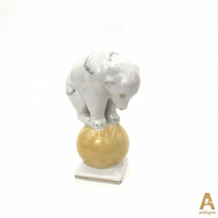 Porcelāna figūriņa "Baltais lācis uz bumbiņas" RFF