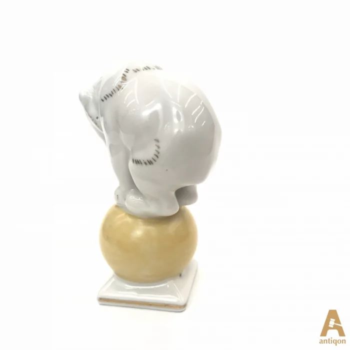Porcelāna figūriņa "Baltais lācis uz bumbiņas" RFF