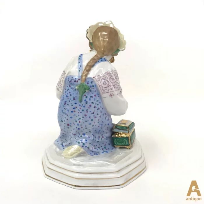 Porcelain sculpture "Malachite Box".