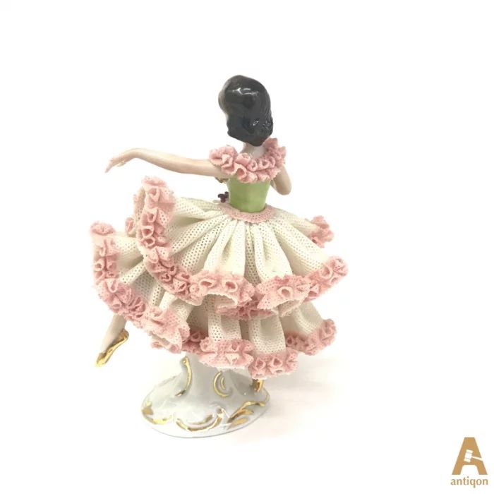 Балерина в кружевном платье