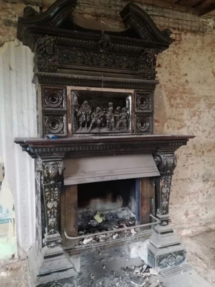 КАМИН ИЗ ТЕМНО-ЗЕЛЕНЫХ ИЗРАЗЦОВ ФИРМЫ ZELM & BOEHM С РЕЛЬЕФНЫМ ПАННО ПО МОТИВАМ КАРТИНЫ КАРЛА БЕККЕРА